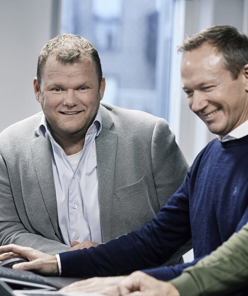 Three smiling architects working on a laptop, Citrix Service Danoffice IT