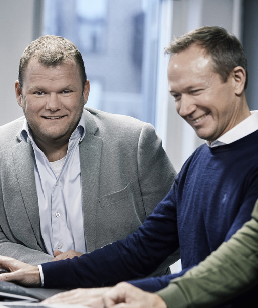 Tre smilende arkitekter arbejder på en bærbar computer, Citrix Service Danoffice IT